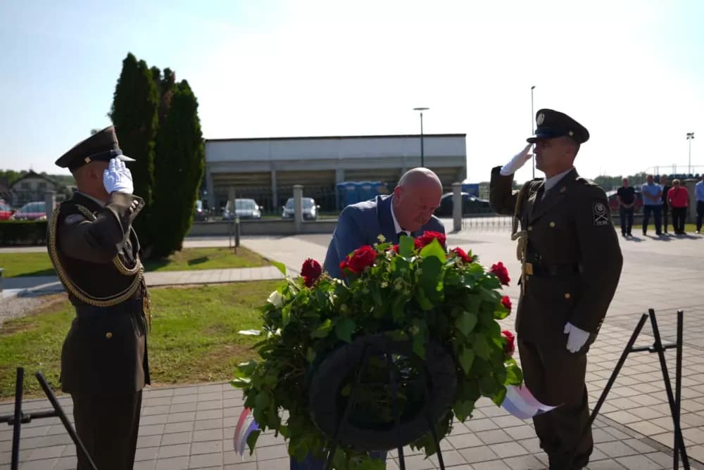 Uz pripadnike Počasno zaštitne bojne u Kutjevu visoki dužnosnici položili vijence i zapalili svijeće na Groblju sv. Marka