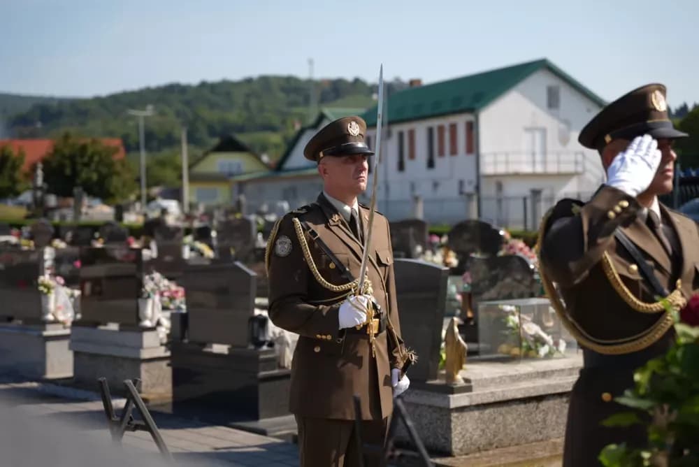 Uz pripadnike Počasno zaštitne bojne u Kutjevu visoki dužnosnici položili vijence i zapalili svijeće na Groblju sv. Marka
