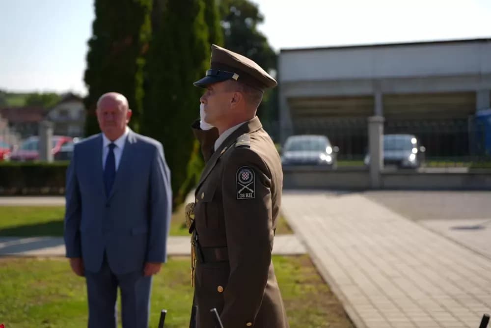 Uz pripadnike Počasno zaštitne bojne u Kutjevu visoki dužnosnici položili vijence i zapalili svijeće na Groblju sv. Marka