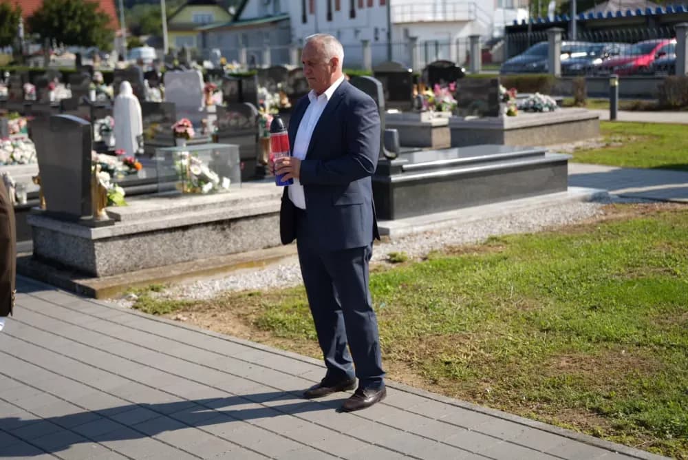 Uz pripadnike Počasno zaštitne bojne u Kutjevu visoki dužnosnici položili vijence i zapalili svijeće na Groblju sv. Marka