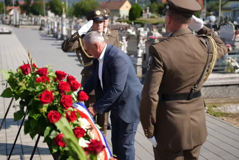 Uz pripadnike Počasno zaštitne bojne u Kutjevu visoki dužnosnici položili vijence i zapalili svijeće na Groblju sv. Marka