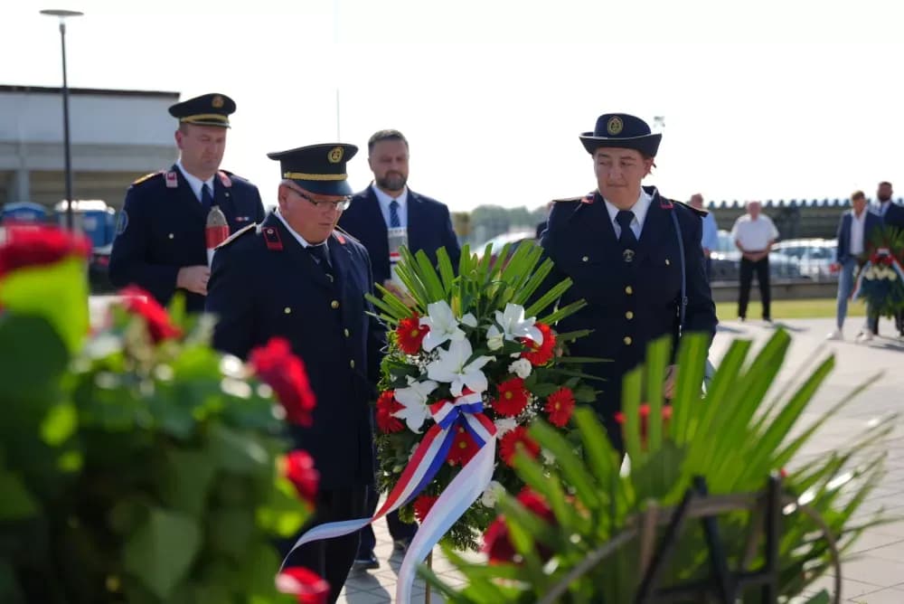Uz pripadnike Počasno zaštitne bojne u Kutjevu visoki dužnosnici položili vijence i zapalili svijeće na Groblju sv. Marka