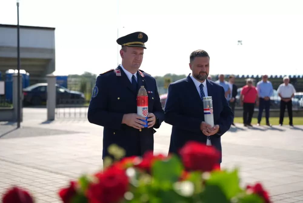 Uz pripadnike Počasno zaštitne bojne u Kutjevu visoki dužnosnici položili vijence i zapalili svijeće na Groblju sv. Marka