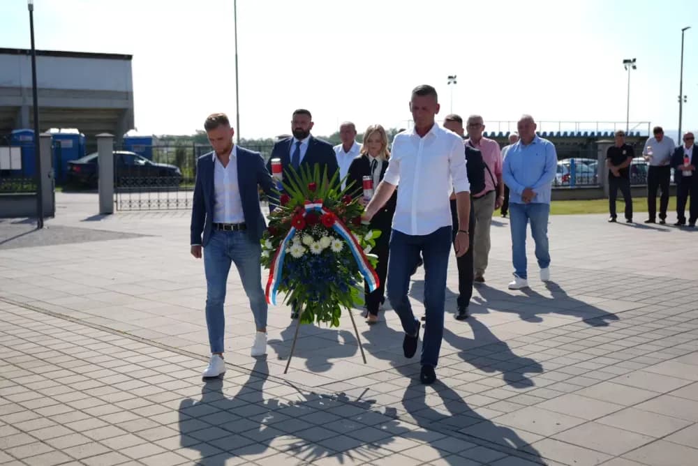 Uz pripadnike Počasno zaštitne bojne u Kutjevu visoki dužnosnici položili vijence i zapalili svijeće na Groblju sv. Marka