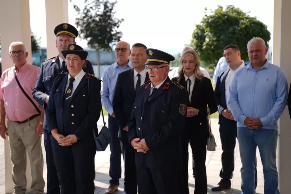 Uz pripadnike Počasno zaštitne bojne u Kutjevu visoki dužnosnici položili vijence i zapalili svijeće na Groblju sv. Marka