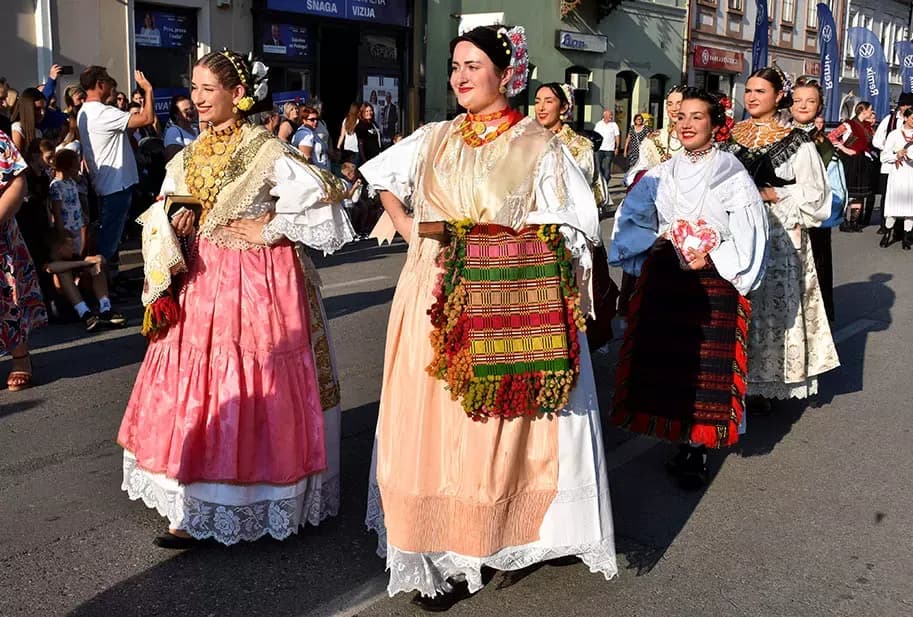 (FOTOGALERIJA) SVEČANA FESTIVALSKA POVORKA ULICAMA GRADA: Pokazana ljepta baštine koja krasi Požešku kotlinu