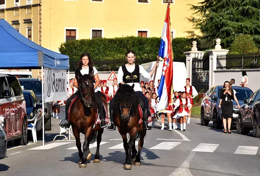 (FOTOGALERIJA) SVEČANA FESTIVALSKA POVORKA ULICAMA GRADA: Pokazana ljepta baštine koja krasi Požešku kotlinu