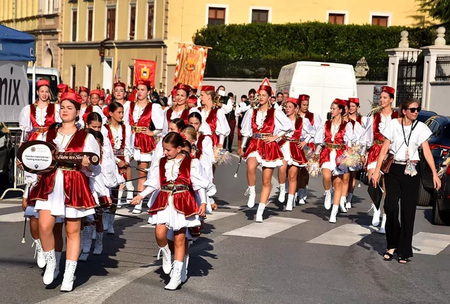 (FOTOGALERIJA) SVEČANA FESTIVALSKA POVORKA ULICAMA GRADA: Pokazana ljepta baštine koja krasi Požešku kotlinu