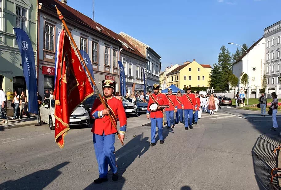 (FOTOGALERIJA) SVEČANA FESTIVALSKA POVORKA ULICAMA GRADA: Pokazana ljepta baštine koja krasi Požešku kotlinu