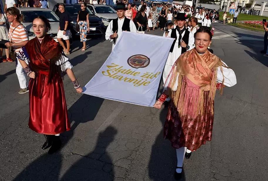 (FOTOGALERIJA) SVEČANA FESTIVALSKA POVORKA ULICAMA GRADA: Pokazana ljepta baštine koja krasi Požešku kotlinu
