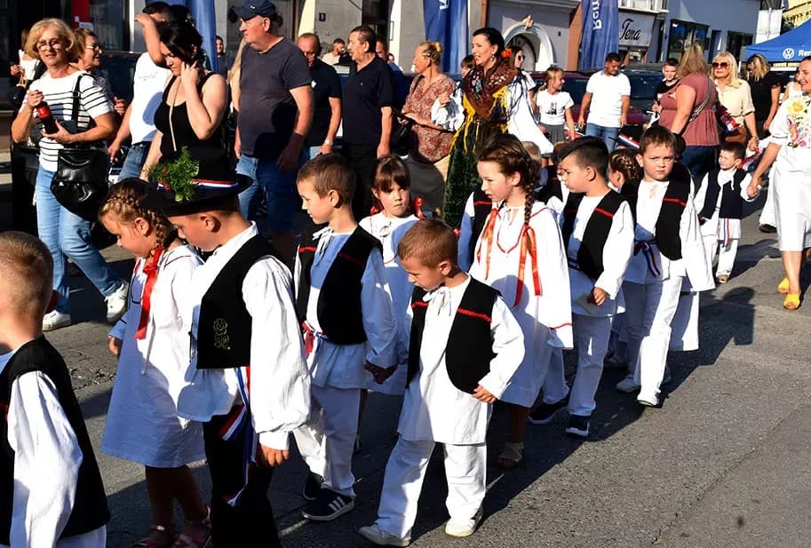 (FOTOGALERIJA) SVEČANA FESTIVALSKA POVORKA ULICAMA GRADA: Pokazana ljepta baštine koja krasi Požešku kotlinu