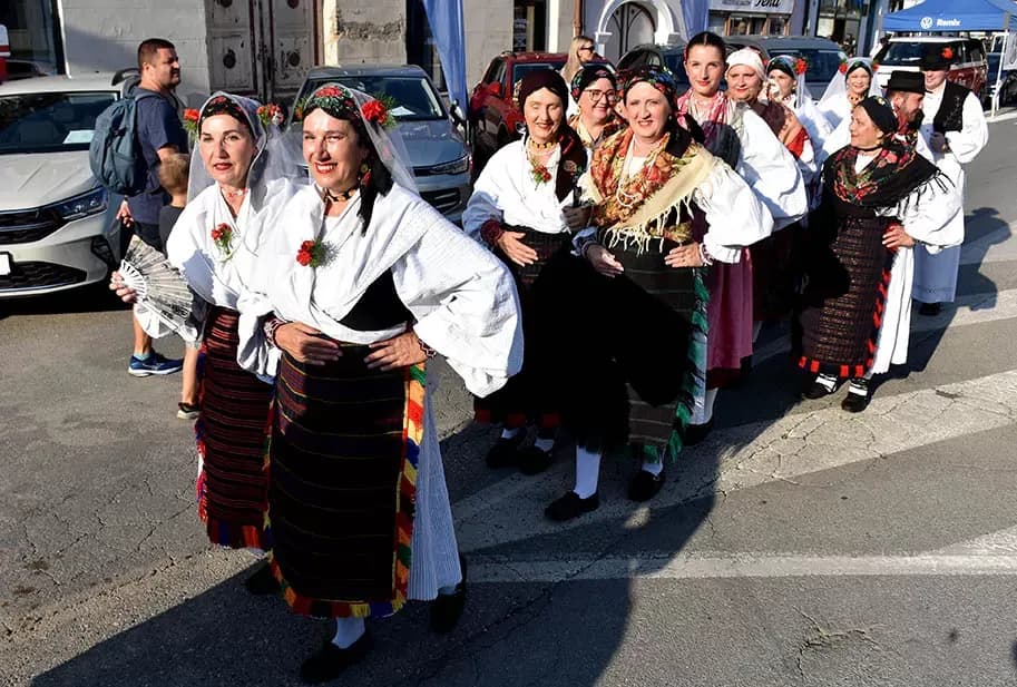 (FOTOGALERIJA) SVEČANA FESTIVALSKA POVORKA ULICAMA GRADA: Pokazana ljepta baštine koja krasi Požešku kotlinu