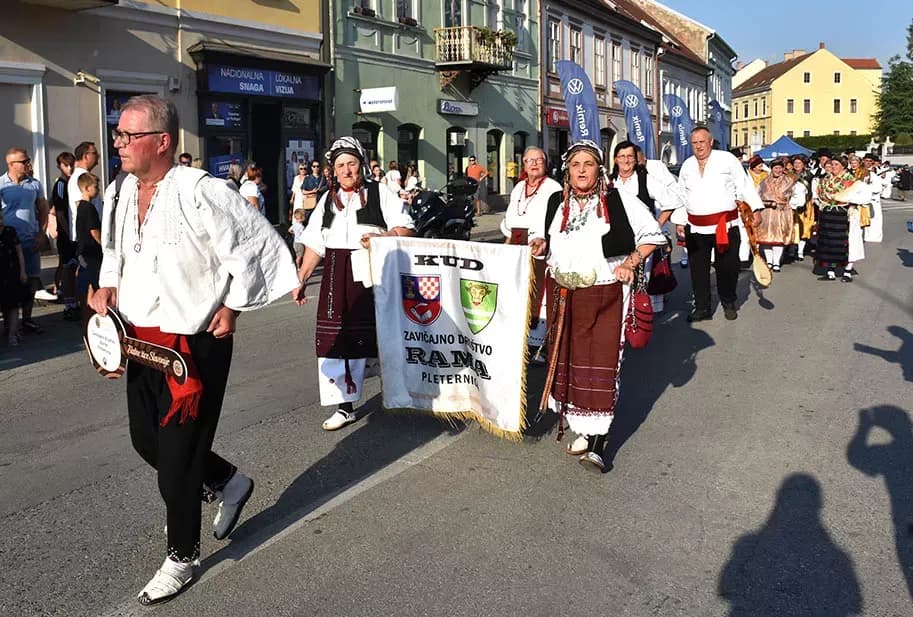 (FOTOGALERIJA) SVEČANA FESTIVALSKA POVORKA ULICAMA GRADA: Pokazana ljepta baštine koja krasi Požešku kotlinu