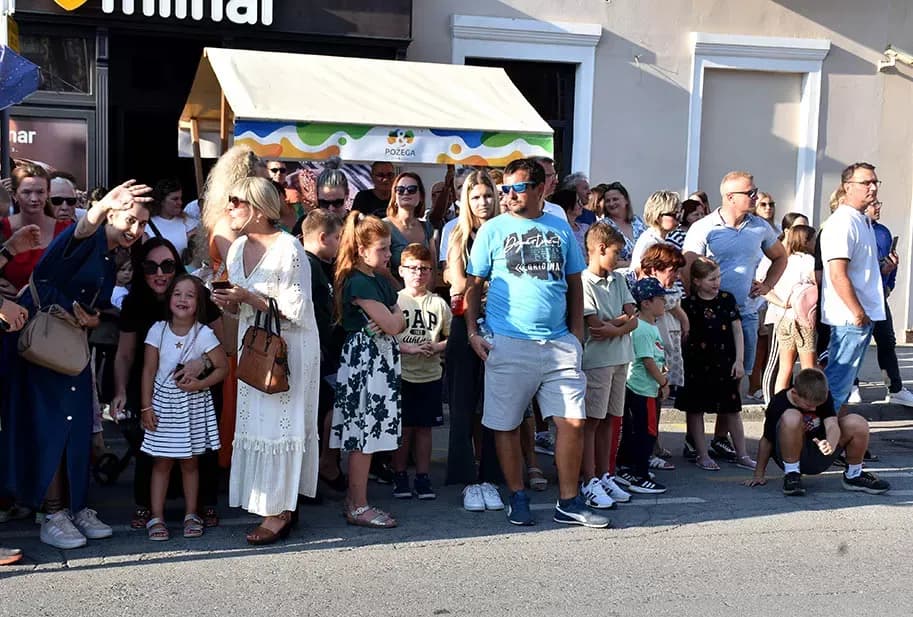 (FOTOGALERIJA) SVEČANA FESTIVALSKA POVORKA ULICAMA GRADA: Pokazana ljepta baštine koja krasi Požešku kotlinu