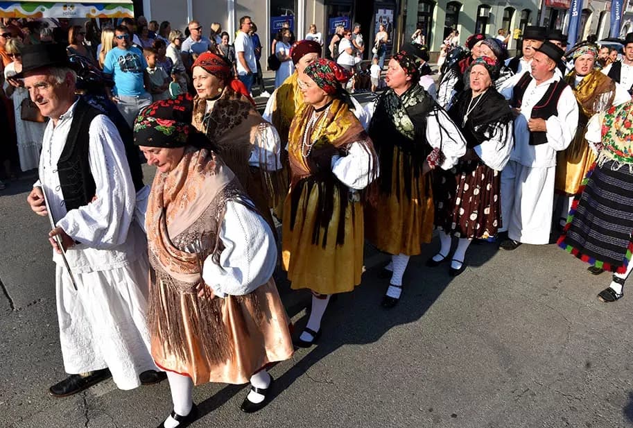 (FOTOGALERIJA) SVEČANA FESTIVALSKA POVORKA ULICAMA GRADA: Pokazana ljepta baštine koja krasi Požešku kotlinu