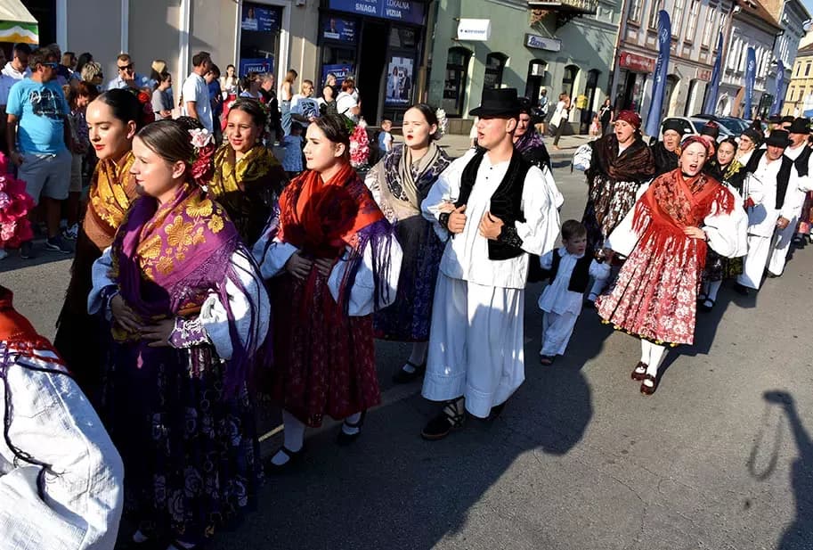 (FOTOGALERIJA) SVEČANA FESTIVALSKA POVORKA ULICAMA GRADA: Pokazana ljepta baštine koja krasi Požešku kotlinu