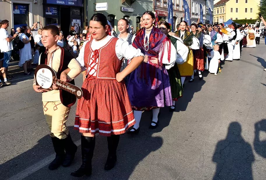 (FOTOGALERIJA) SVEČANA FESTIVALSKA POVORKA ULICAMA GRADA: Pokazana ljepta baštine koja krasi Požešku kotlinu