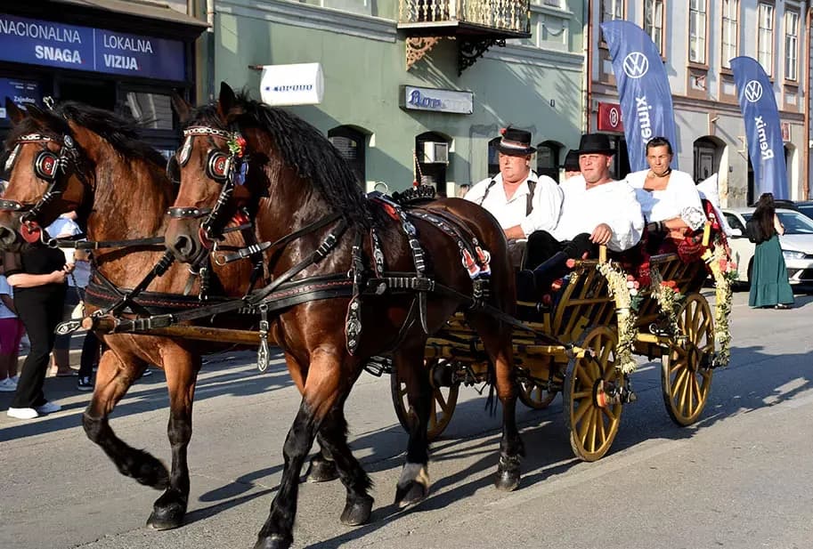 (FOTOGALERIJA) SVEČANA FESTIVALSKA POVORKA ULICAMA GRADA: Pokazana ljepta baštine koja krasi Požešku kotlinu