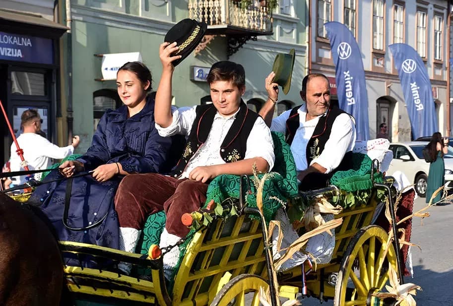 (FOTOGALERIJA) SVEČANA FESTIVALSKA POVORKA ULICAMA GRADA: Pokazana ljepta baštine koja krasi Požešku kotlinu