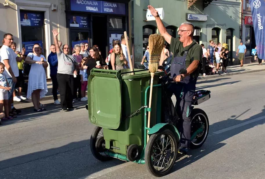 (FOTOGALERIJA) SVEČANA FESTIVALSKA POVORKA ULICAMA GRADA: Pokazana ljepta baštine koja krasi Požešku kotlinu