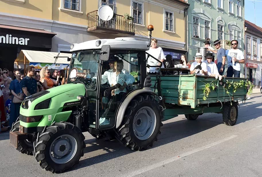 (FOTOGALERIJA) SVEČANA FESTIVALSKA POVORKA ULICAMA GRADA: Pokazana ljepta baštine koja krasi Požešku kotlinu