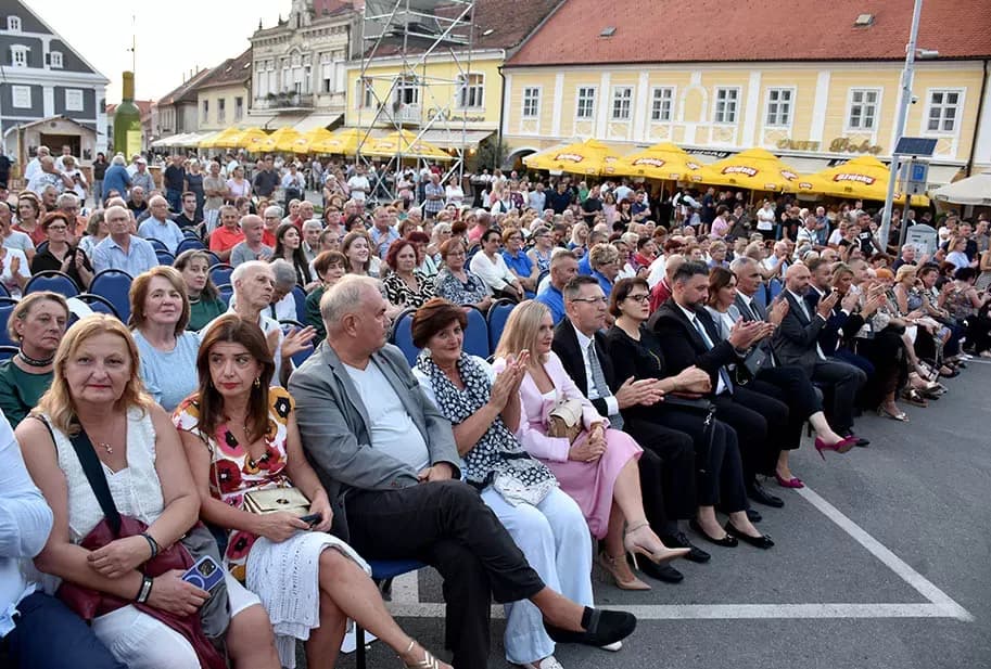 (FOTOGALERIJA) SVEČANA FESTIVALSKA POVORKA ULICAMA GRADA: Pokazana ljepta baštine koja krasi Požešku kotlinu