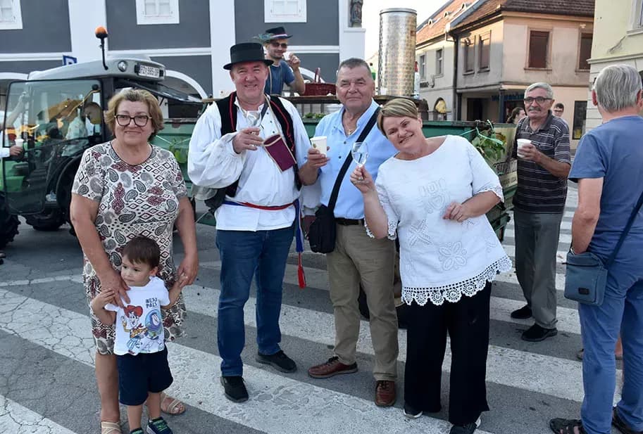 (FOTOGALERIJA) SVEČANA FESTIVALSKA POVORKA ULICAMA GRADA: Pokazana ljepta baštine koja krasi Požešku kotlinu