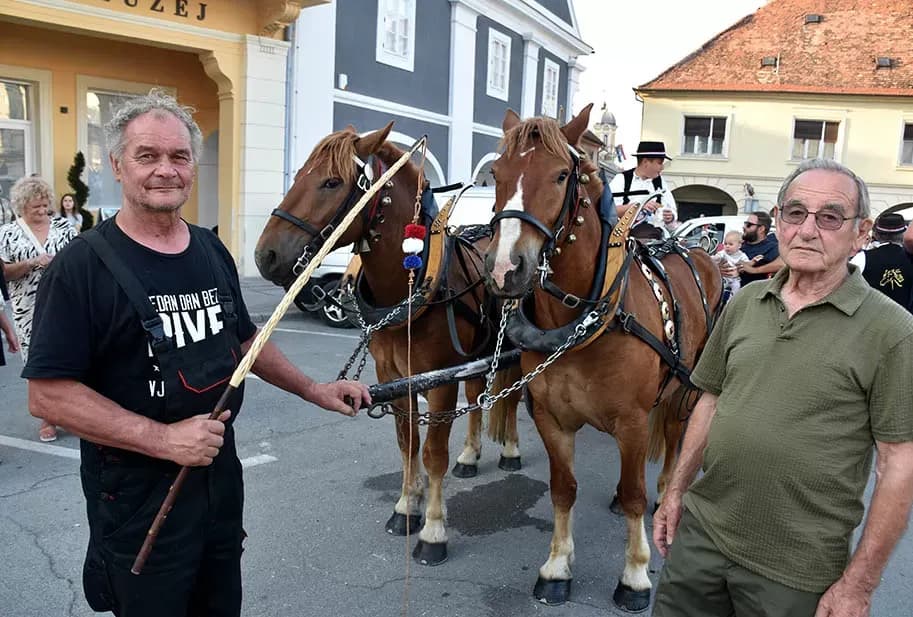(FOTOGALERIJA) SVEČANA FESTIVALSKA POVORKA ULICAMA GRADA: Pokazana ljepta baštine koja krasi Požešku kotlinu
