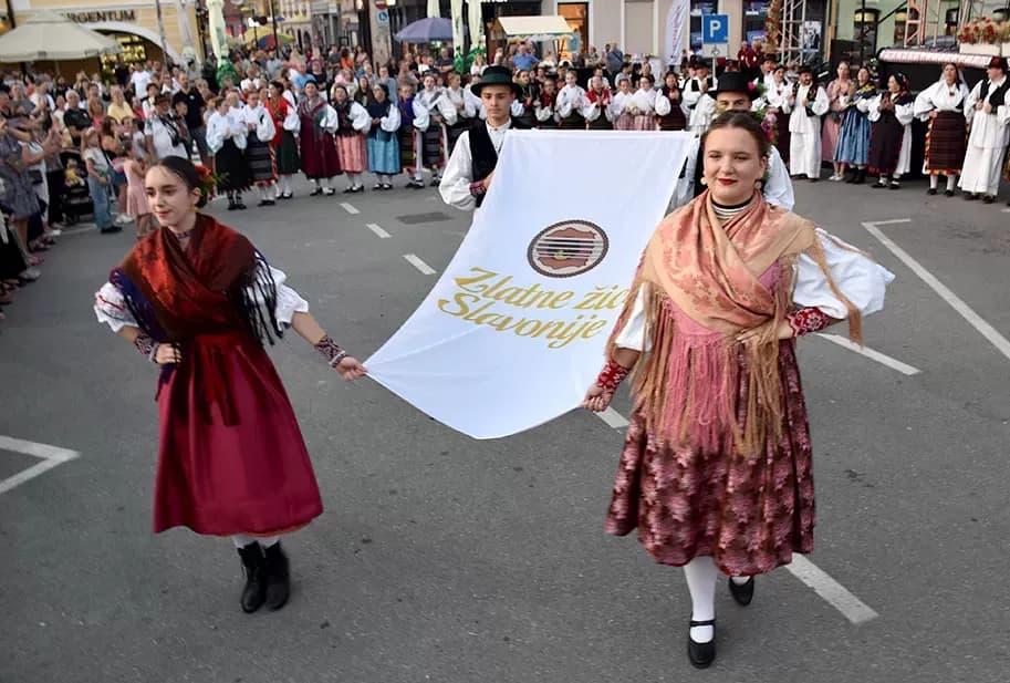 Za najgizdaviju Šokicu izabrana Angela Butorac iz Starih Mikanovaca, prvu pratilju Eva Svjetličić iz Jakšića, a drugu Veronika Mataić iz Starog Topolja