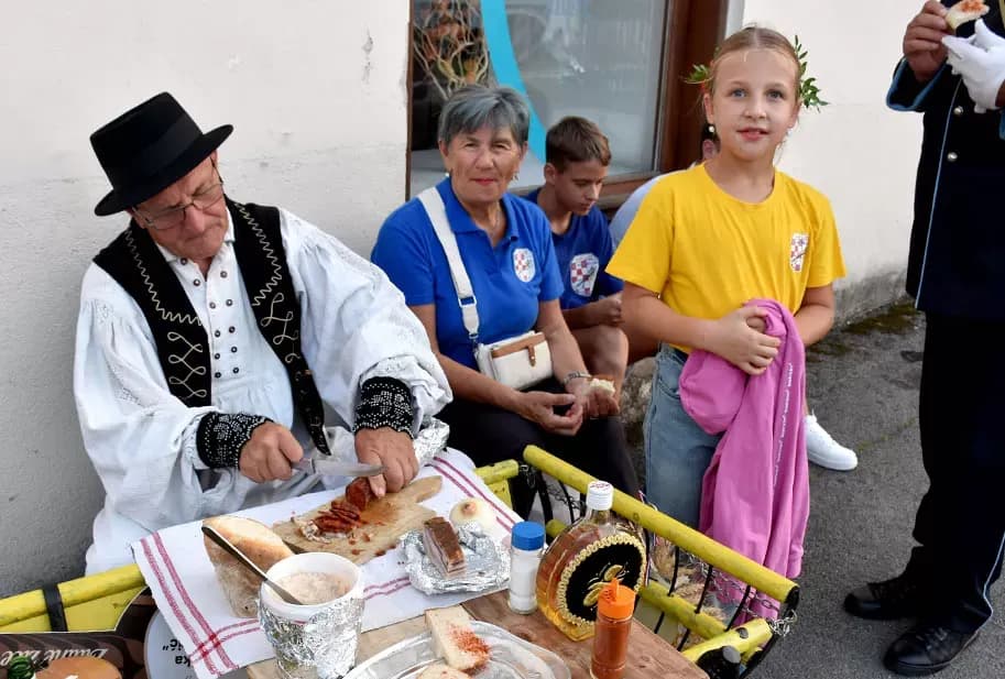 Za najgizdaviju Šokicu izabrana Angela Butorac iz Starih Mikanovaca, prvu pratilju Eva Svjetličić iz Jakšića, a drugu Veronika Mataić iz Starog Topolja