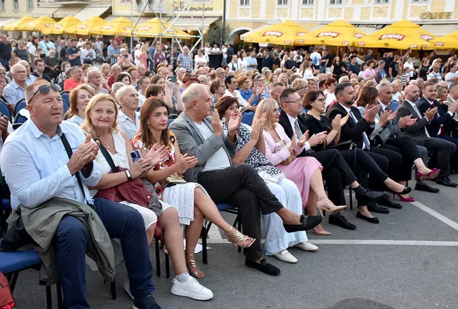 Za najgizdaviju Šokicu izabrana Angela Butorac iz Starih Mikanovaca, prvu pratilju Eva Svjetličić iz Jakšića, a drugu Veronika Mataić iz Starog Topolja