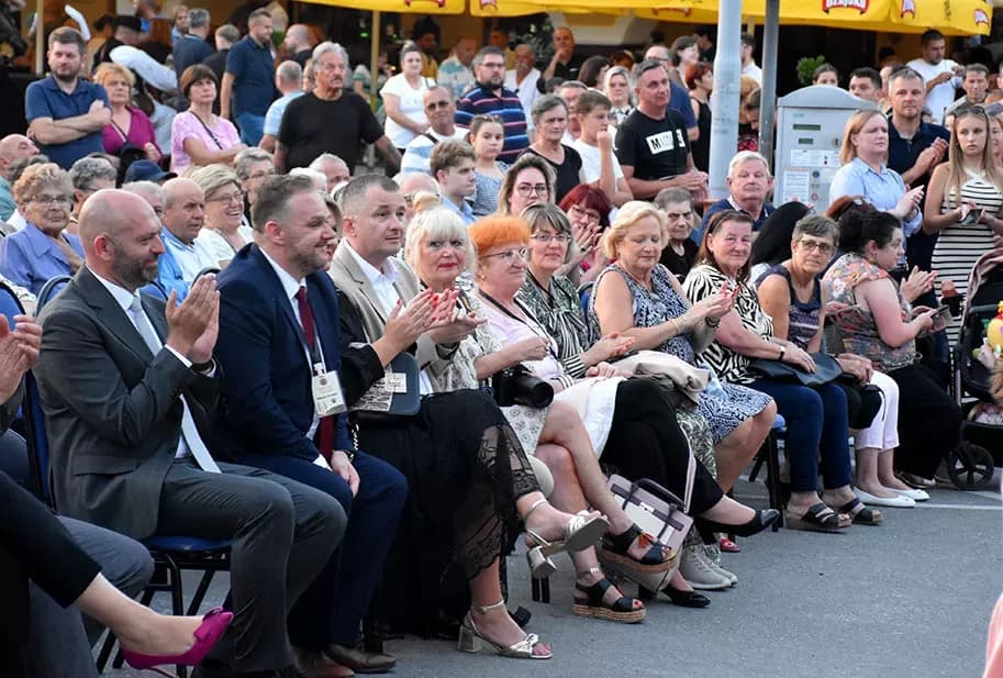 Za najgizdaviju Šokicu izabrana Angela Butorac iz Starih Mikanovaca, prvu pratilju Eva Svjetličić iz Jakšića, a drugu Veronika Mataić iz Starog Topolja