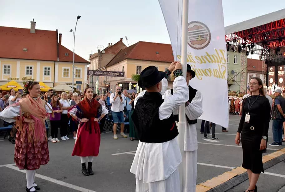 Za najgizdaviju Šokicu izabrana Angela Butorac iz Starih Mikanovaca, prvu pratilju Eva Svjetličić iz Jakšića, a drugu Veronika Mataić iz Starog Topolja