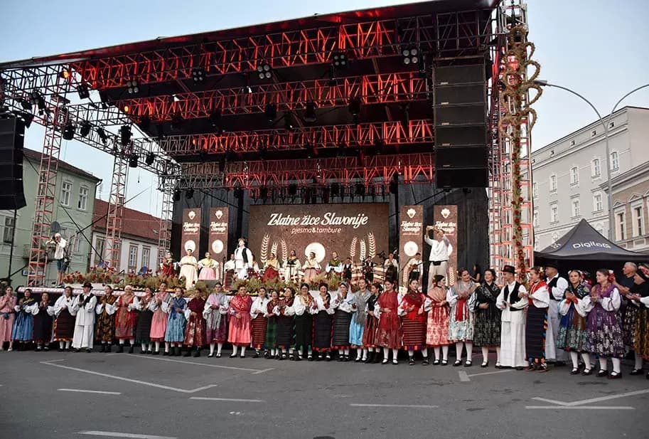 Za najgizdaviju Šokicu izabrana Angela Butorac iz Starih Mikanovaca, prvu pratilju Eva Svjetličić iz Jakšića, a drugu Veronika Mataić iz Starog Topolja