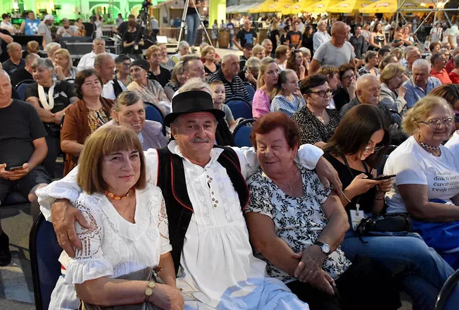 Za najgizdaviju Šokicu izabrana Angela Butorac iz Starih Mikanovaca, prvu pratilju Eva Svjetličić iz Jakšića, a drugu Veronika Mataić iz Starog Topolja