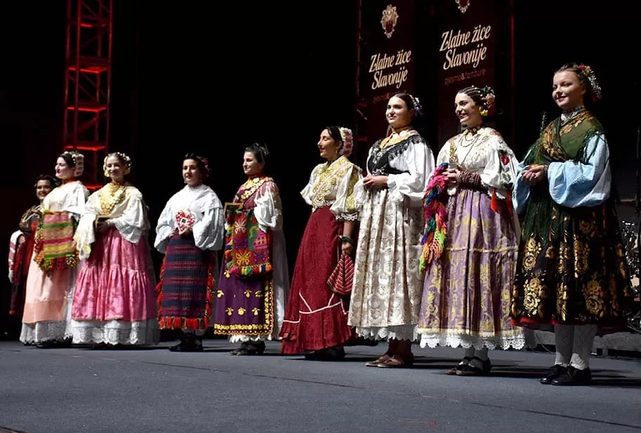 Za najgizdaviju Šokicu izabrana Angela Butorac iz Starih Mikanovaca, prvu pratilju Eva Svjetličić iz Jakšića, a drugu Veronika Mataić iz Starog Topolja