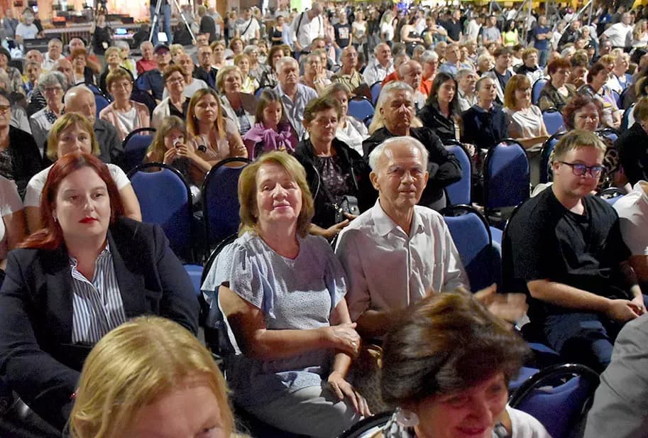 Za najgizdaviju Šokicu izabrana Angela Butorac iz Starih Mikanovaca, prvu pratilju Eva Svjetličić iz Jakšića, a drugu Veronika Mataić iz Starog Topolja