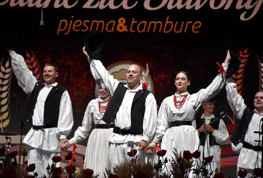 Za najgizdaviju Šokicu izabrana Angela Butorac iz Starih Mikanovaca, prvu pratilju Eva Svjetličić iz Jakšića, a drugu Veronika Mataić iz Starog Topolja