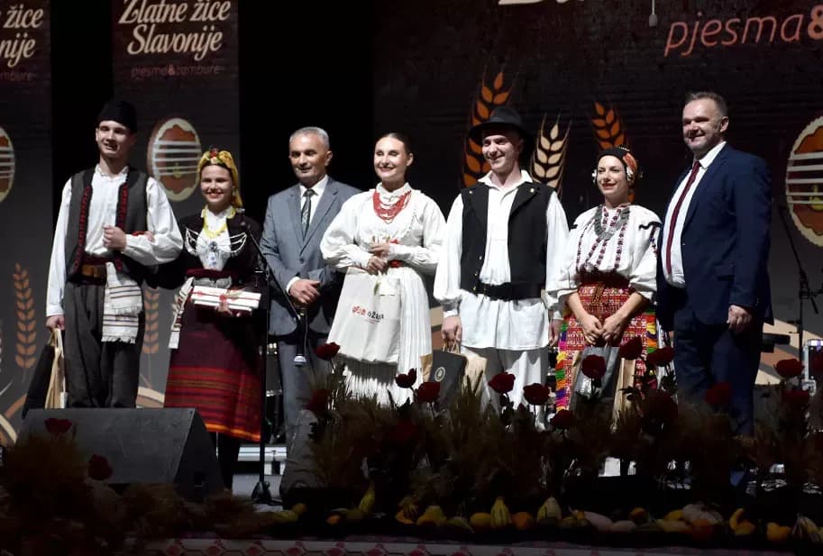 Za najgizdaviju Šokicu izabrana Angela Butorac iz Starih Mikanovaca, prvu pratilju Eva Svjetličić iz Jakšića, a drugu Veronika Mataić iz Starog Topolja