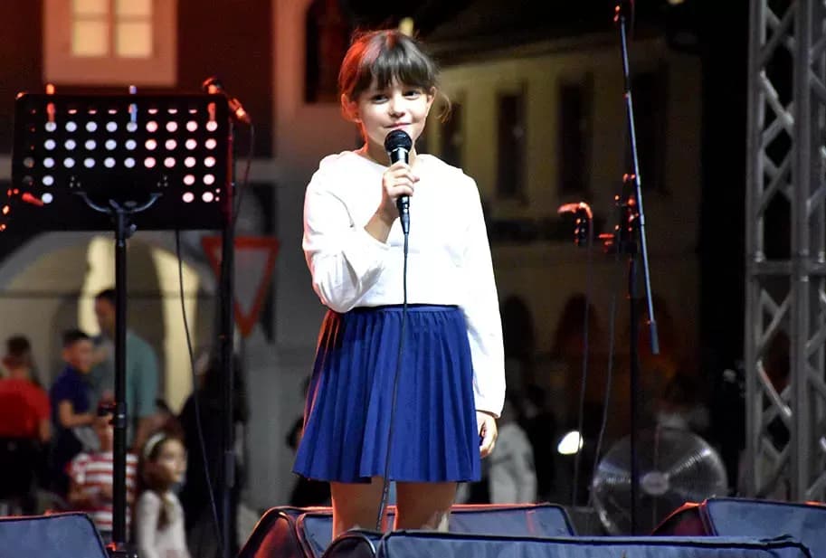 Za najgizdaviju Šokicu izabrana Angela Butorac iz Starih Mikanovaca, prvu pratilju Eva Svjetličić iz Jakšića, a drugu Veronika Mataić iz Starog Topolja