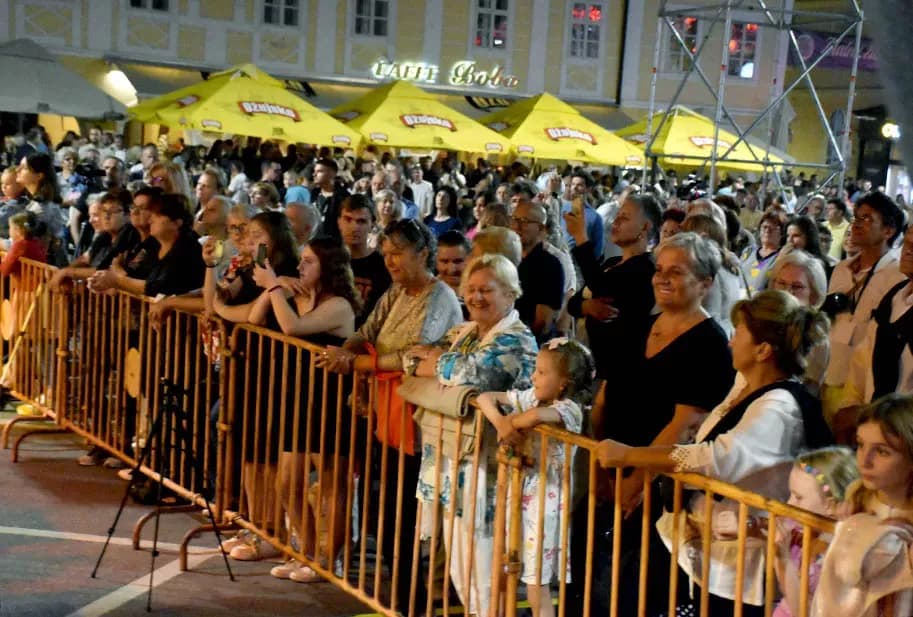 Za najgizdaviju Šokicu izabrana Angela Butorac iz Starih Mikanovaca, prvu pratilju Eva Svjetličić iz Jakšića, a drugu Veronika Mataić iz Starog Topolja