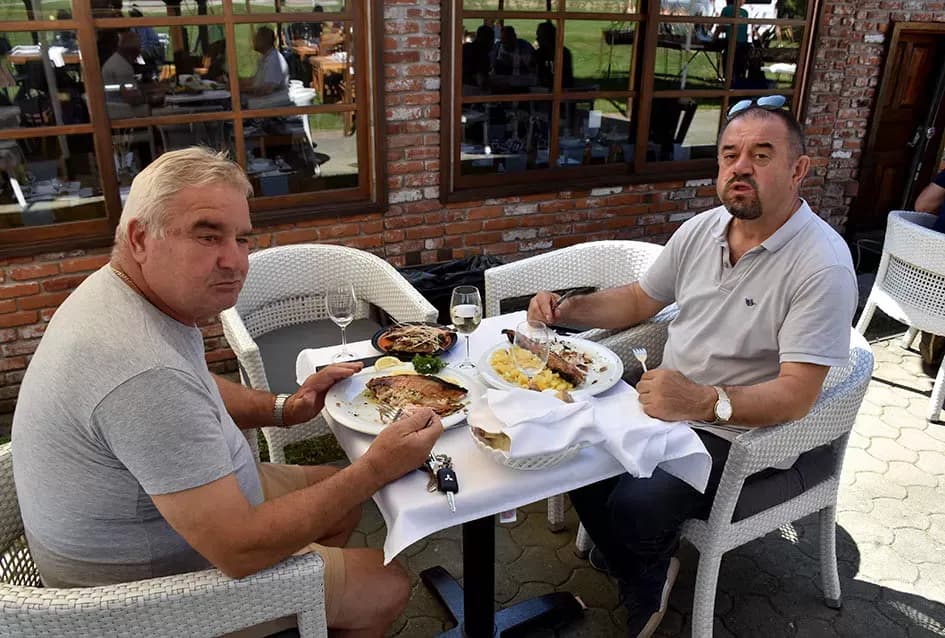 /FOTOGALERIJA/ Iz Zlatnog Luga se širio miris ribljih specijaliteta na sve strane te primamio brojne goste