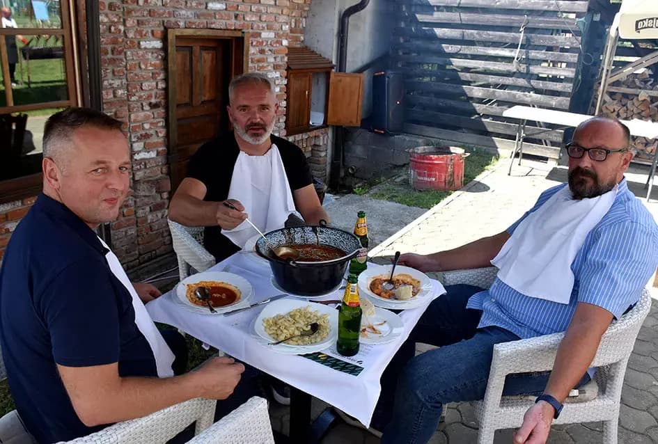 /FOTOGALERIJA/ Iz Zlatnog Luga se širio miris ribljih specijaliteta na sve strane te primamio brojne goste