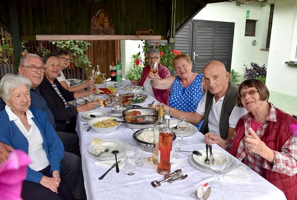 Prijatelji veličanke Danica Mandić uz tortu proslavili 546 godina života
