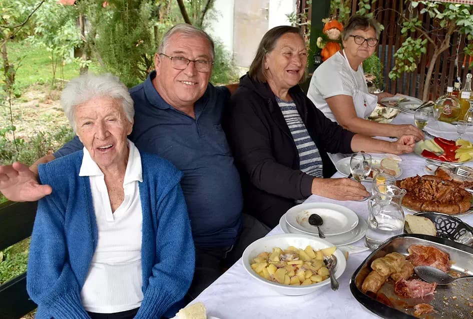 Prijatelji veličanke Danica Mandić uz tortu proslavili 546 godina života