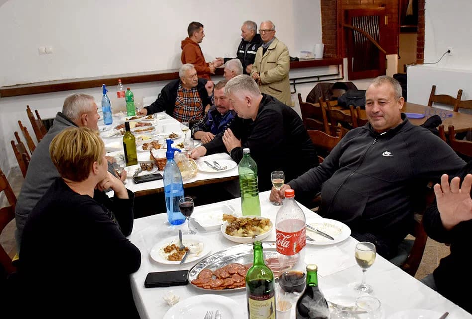 ČLANOVI POŽEŠKE UDRUGE STJEPAN KOYDL USELILI U NOVE DRUŠTVENE PROSTORIJE:  Prvi im glazbom čestitali susjedi
