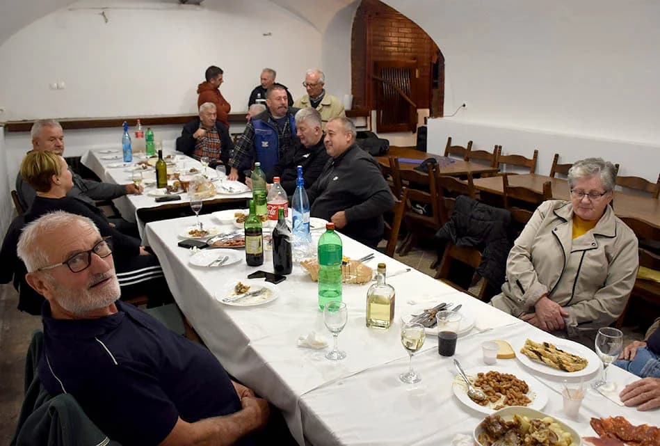 ČLANOVI POŽEŠKE UDRUGE STJEPAN KOYDL USELILI U NOVE DRUŠTVENE PROSTORIJE:  Prvi im glazbom čestitali susjedi