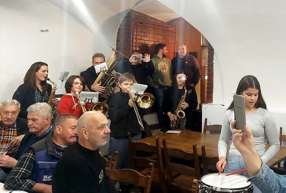 ČLANOVI POŽEŠKE UDRUGE STJEPAN KOYDL USELILI U NOVE DRUŠTVENE PROSTORIJE:  Prvi im glazbom čestitali susjedi