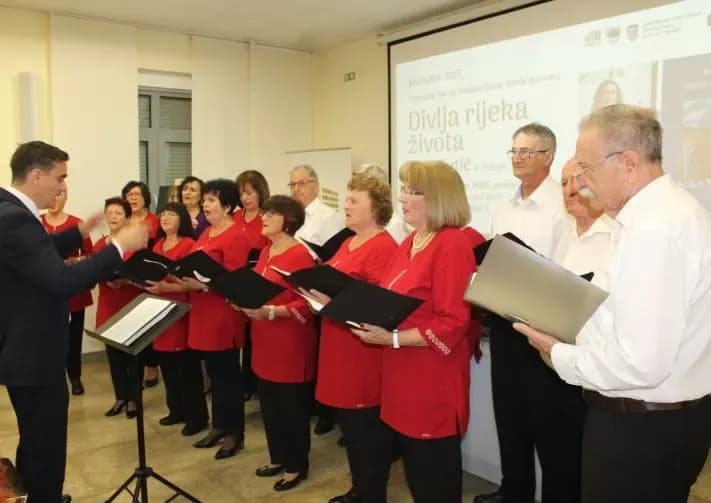 POETSKA VEČER: Predstavljena prva zbirka pjesama Kate Tutić „Divlja rijeka života“
