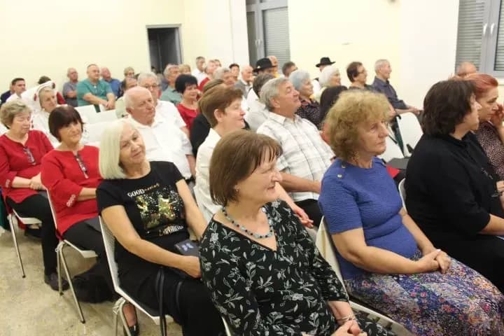 POETSKA VEČER: Predstavljena prva zbirka pjesama Kate Tutić „Divlja rijeka života“